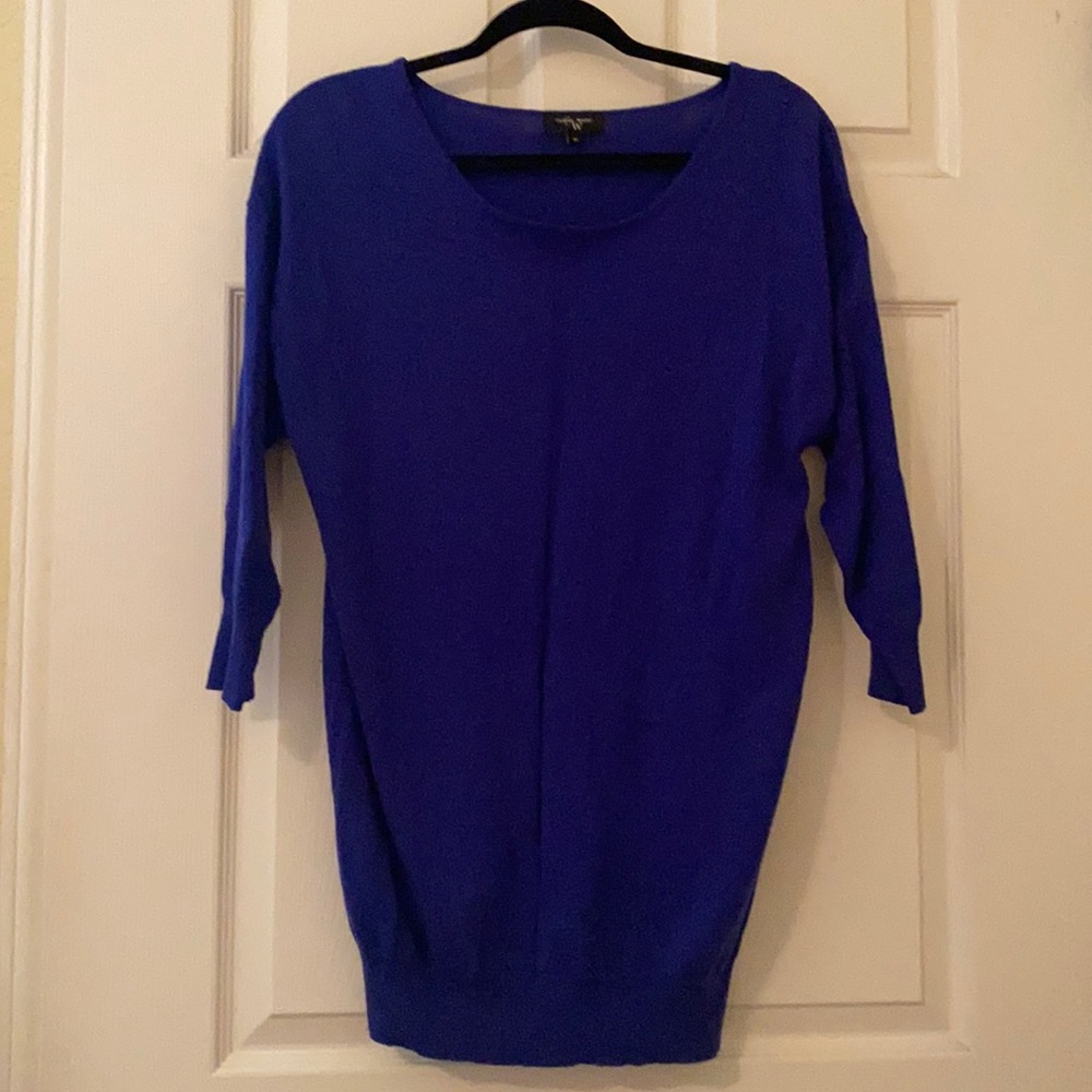 Blue quarter length sleeve sweater